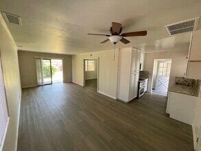 8572 Oak Ave in Orangevale, CA - Foto de edificio - Building Photo