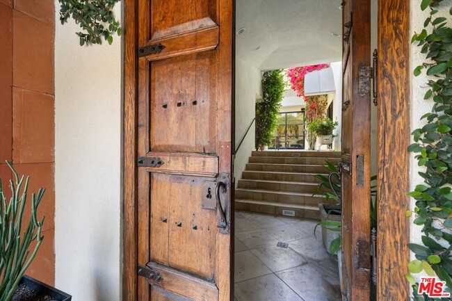 2328 San Ysidro Dr in Beverly Hills, CA - Foto de edificio - Building Photo