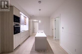 11 Yorkville Ave in Toronto, ON - Building Photo - Building Photo