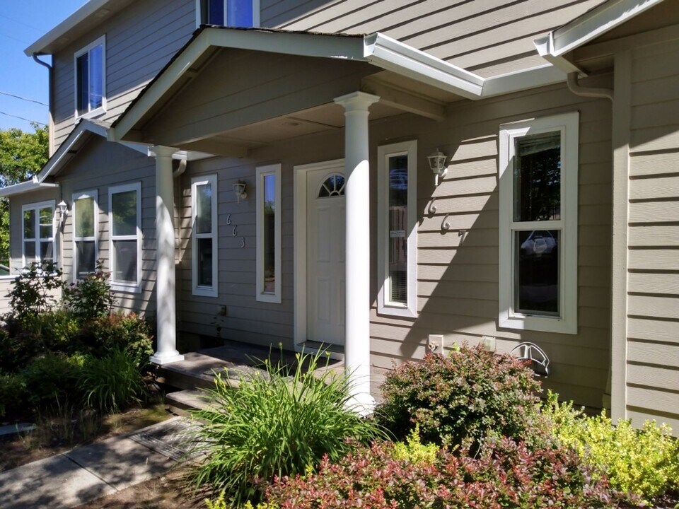 663-667 E 23rd Ave in Eugene, OR - Foto de edificio