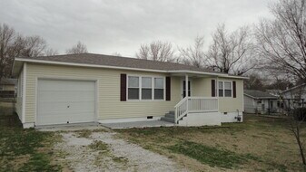 108 W Garner St in Goodman, MO - Building Photo