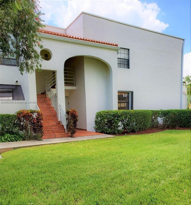 3571 Magellan Cir, Unit 341-4 in Aventura, FL - Foto de edificio