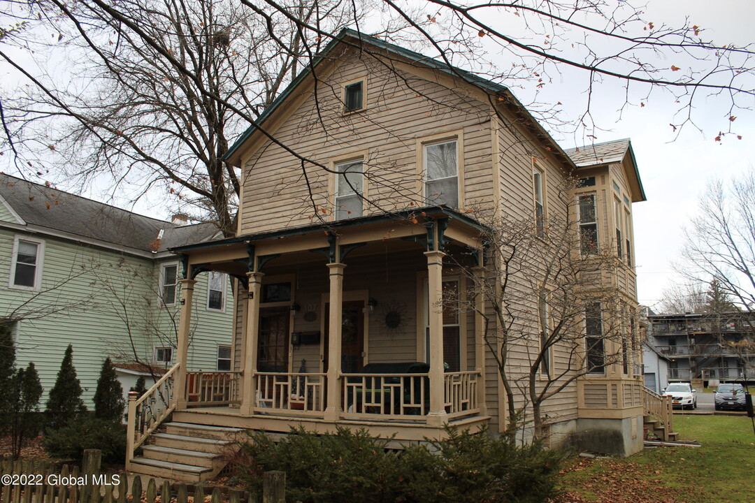 107 Van Dam St in Saratoga Springs, NY - Building Photo