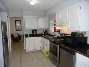 9571 Sunset Strip in Sunrise, FL - Foto de edificio - Building Photo