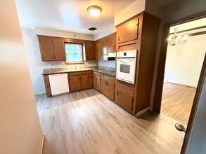 2463 Derbyshire Rd in Cleveland Heights, OH - Building Photo - Building Photo