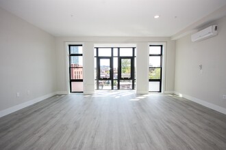 141 Newark Ave in Jersey City, NJ - Building Photo - Building Photo