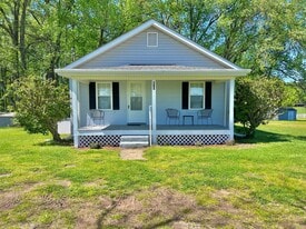 677 Union Mill Rd in La Crosse, VA - Building Photo