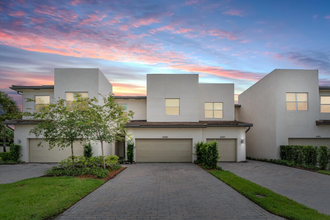 4989 Navali Dr in Wellington, FL - Building Photo