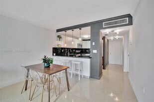 3375 N Country Club Dr in Miami, FL - Building Photo