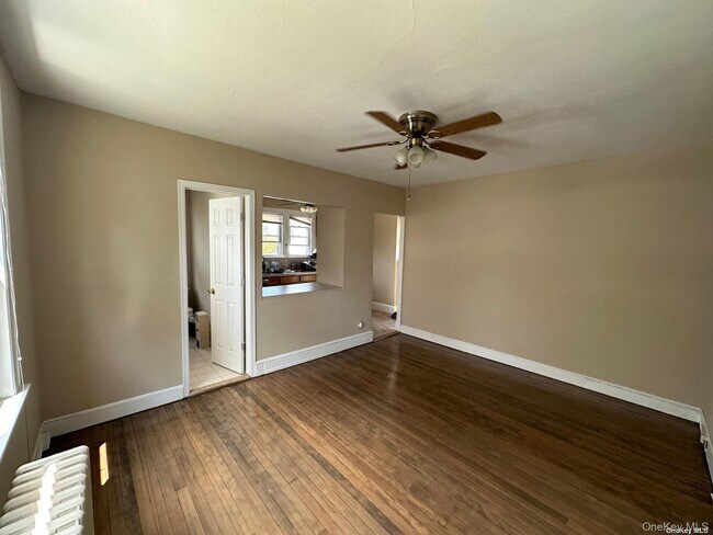 93 Lehigh St in Williston Park, NY - Building Photo - Building Photo