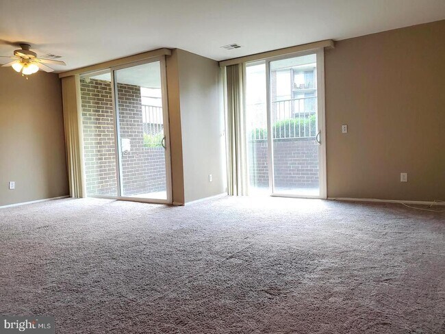 10218 Prince Pl in Largo, MD - Foto de edificio - Building Photo