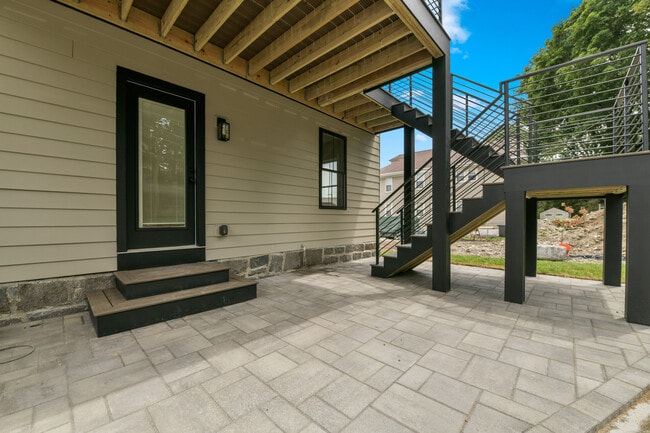 36 McKone St, Unit 1 in Boston, MA - Foto de edificio - Building Photo