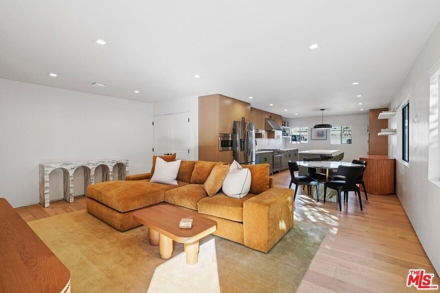 838 N Mansfield Ave, Unit 102 in Los Angeles, CA - Building Photo