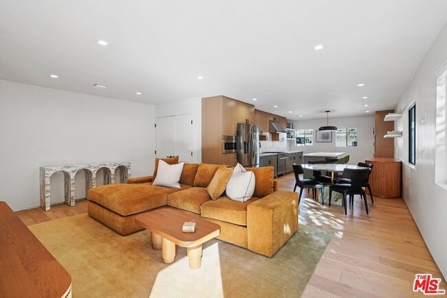 property at 838 N Mansfield Ave