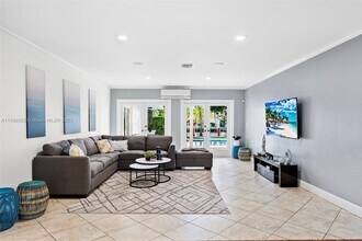 413 Tamarind Dr in Hallandale Beach, FL - Building Photo - Building Photo