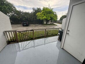4110 Maine St in Lake Worth Beach, FL - Foto de edificio - Building Photo