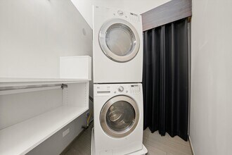 300 N Ogden Ave, Unit #202 in Chicago, IL - Foto de edificio - Building Photo