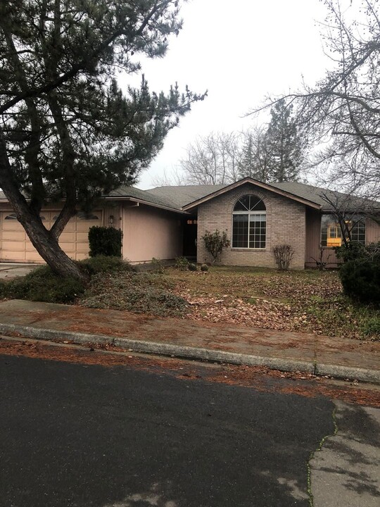 2511 Powell St in Medford, OR - Building Photo