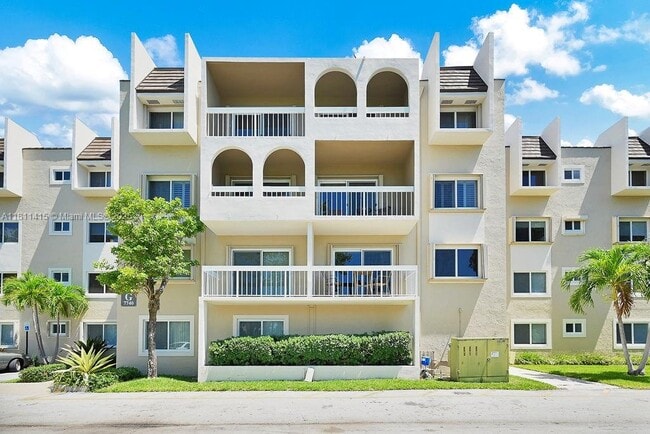 7740 Camino Real in Miami, FL - Building Photo - Building Photo