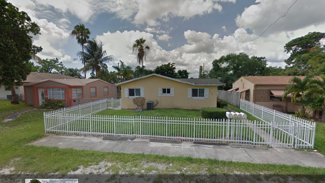 2432 Sherman St in Hollywood, FL - Foto de edificio - Building Photo