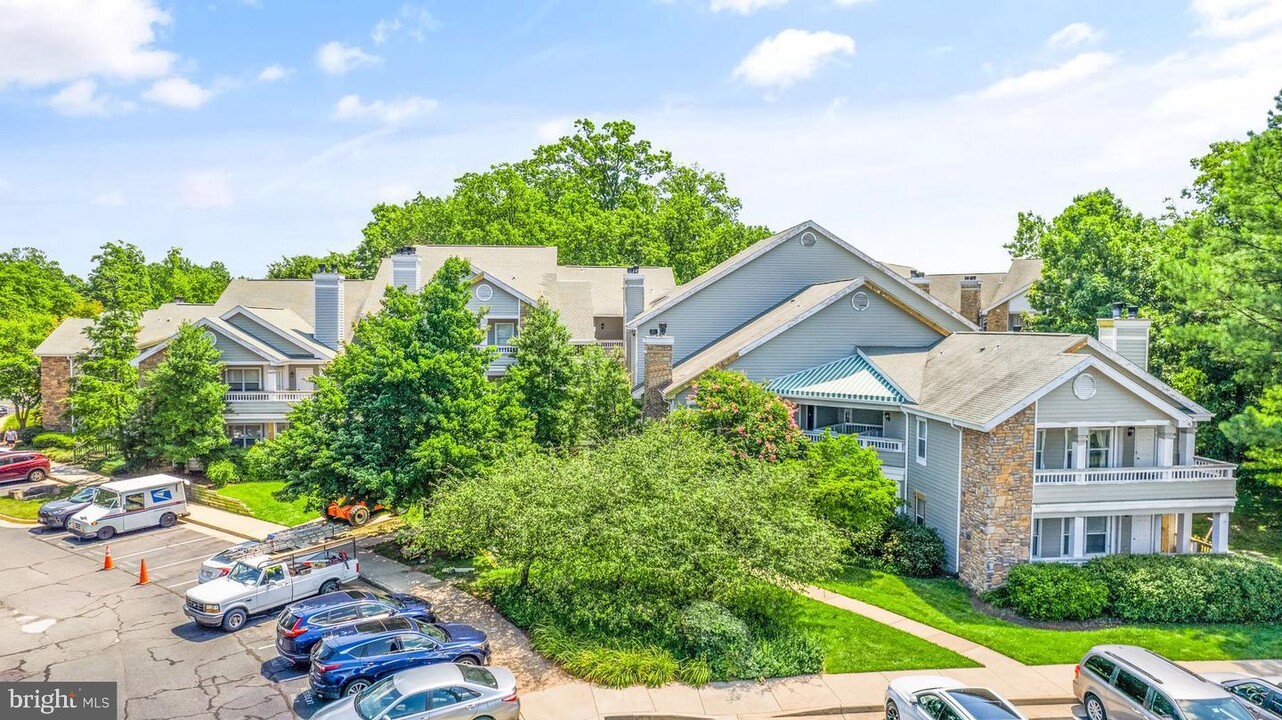 13058 Autumn Woods Way-Unit -306 in Fairfax, VA - Foto de edificio