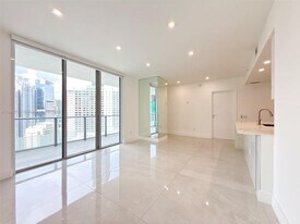 1300 Brickell Bay Dr in Miami, FL - Building Photo