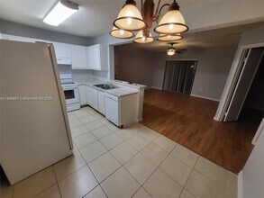 301 Palm Way in Pembroke Pines, FL - Building Photo - Building Photo