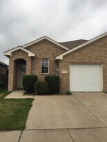 905 Walnut St in Burleson, TX - Building Photo