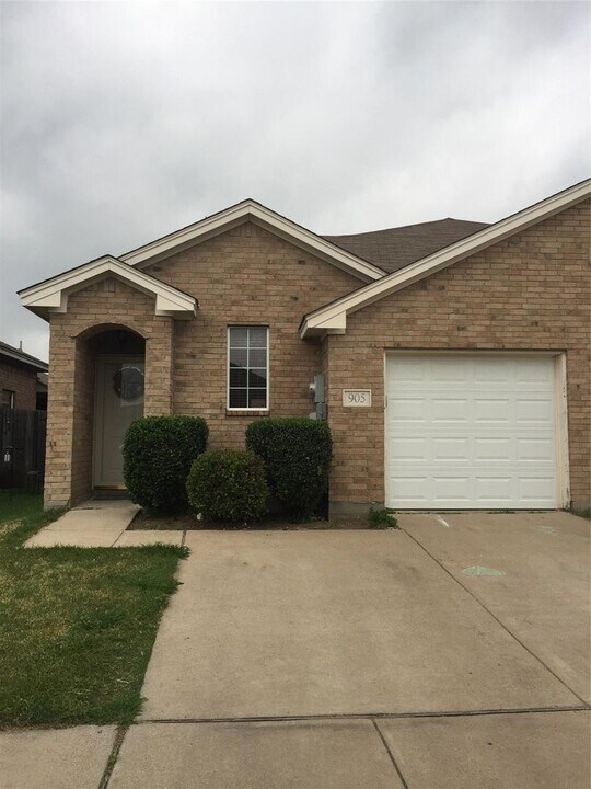 905 Walnut St in Burleson, TX - Building Photo