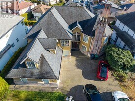 2268 Leclair Dr in Coquitlam, BC - Building Photo