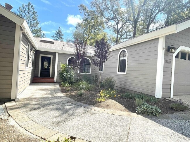 19046 Lake Forest Dr in Penn Valley, CA - Building Photo - Building Photo