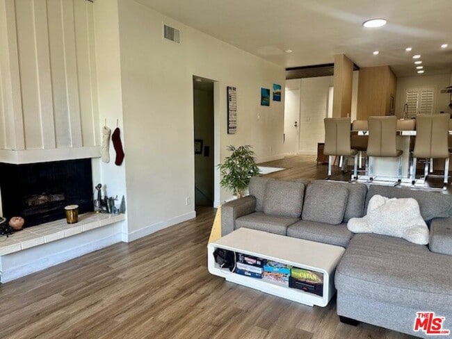 7217 Marina Pacifica Dr S in Long Beach, CA - Building Photo - Building Photo