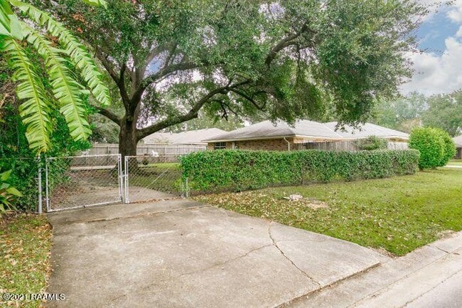 99 Karolwood Dr in Lafayette, LA - Building Photo - Building Photo