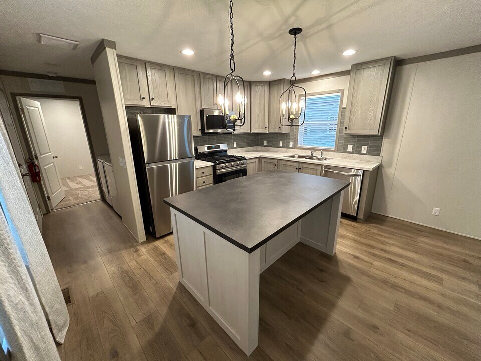 683 Oregon St in Belleville, MI - Building Photo