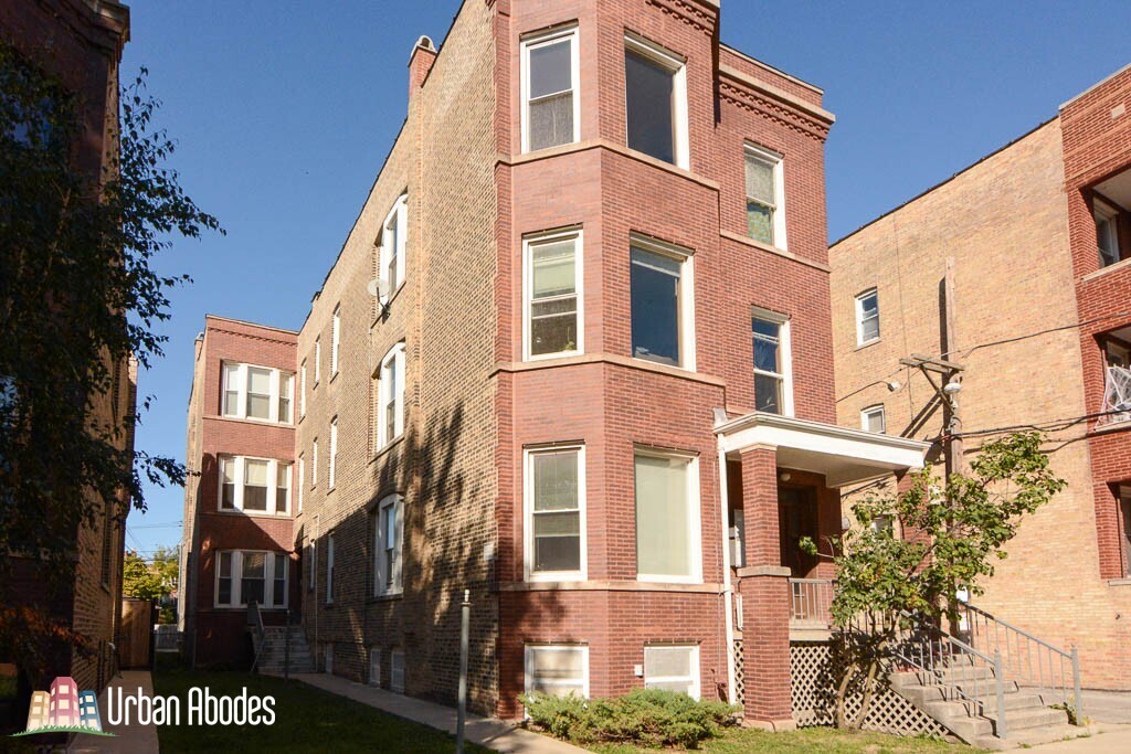 2312 W Iowa St, Unit M04B in Chicago, IL - Building Photo