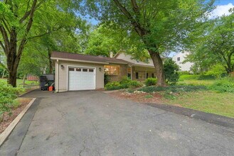 12007 Hamden Ct in Oakton, VA - Building Photo - Building Photo