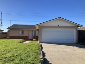 517 Dejoy St in Santa Maria, CA - Building Photo