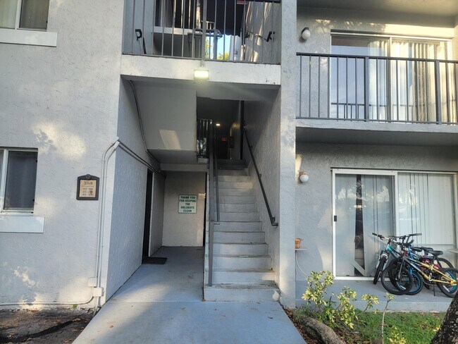 1068 Benoist Farms Rd in West Palm Beach, FL - Building Photo - Building Photo