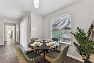 The Lantern Apartments in Austin, TX - Foto de edificio - Building Photo