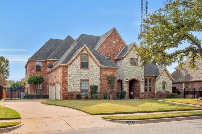 3229 Fannin Ln in Grapevine, TX - Foto de edificio - Building Photo