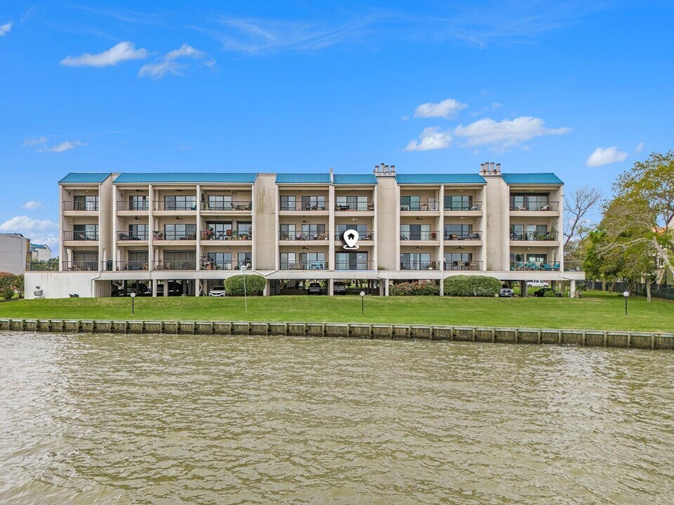 351 Lakeside Ln in Houston, TX - Building Photo
