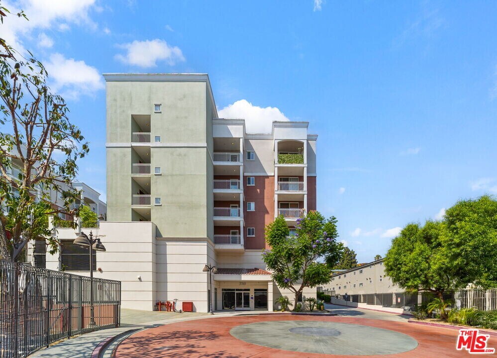 3740 Santa Rosalia Dr in Los Angeles, CA - Building Photo