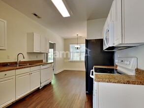 213 White St in Moncks Corner, SC - Foto de edificio - Building Photo