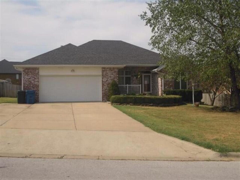 1320 E Burntwood St in Springfield, MO - Foto de edificio