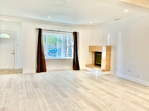 5016 Enfield Ave in Encino, CA - Building Photo - Building Photo