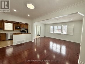 45 Kingsdown Dr in Toronto, ON - Building Photo - Building Photo