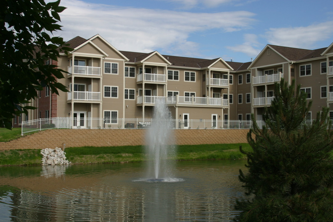 Willowbrook Place in Thiensville, WI - Foto de edificio