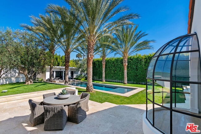 704 N Palm Dr in Beverly Hills, CA - Building Photo - Building Photo