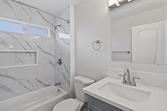 Charle Square Apartments in Costa Mesa, CA - Foto de edificio - Building Photo