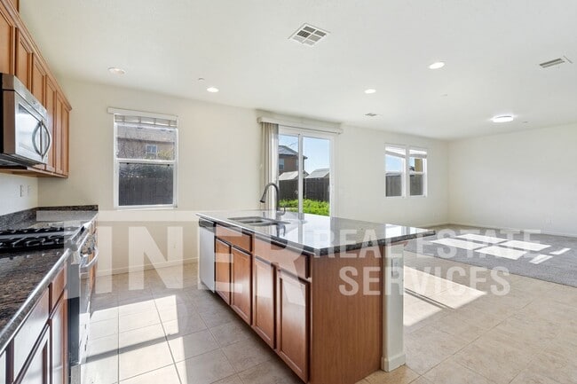 8357 Terracotta Cir in Elk Grove, CA - Building Photo - Building Photo